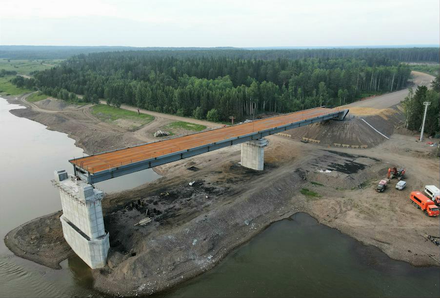 В Красноярском крае в акватории Енисея возводят водонепроницаемые каркасы для опор Высокогорского моста